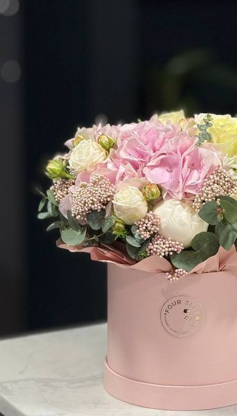 Композиція в шляпній коробці (гортензія, озотамнус, троянда, троянда садова, евкаліпт, півонія, матіола) 2971 фото